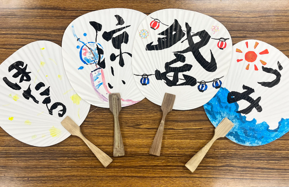 テーマは日本の夏！書道と絵やシールを組み合わせて世界に一つのうちわをつくろう！