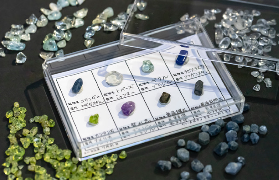 
                      〈だいまるきょうとっこがくえん開園7周年記念〉<br>好きな石を選んで<br>鉱物標本箱をつくってみよう！
                      