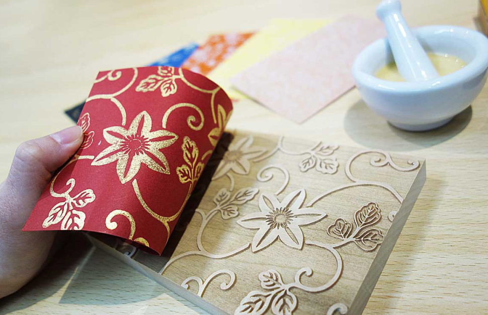 京からかみを使って、<br>版木でハガキ摺り体験しよう！